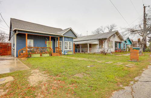 Artsy Bungalow with Yard in Dtwn San Antonio - Foto 25