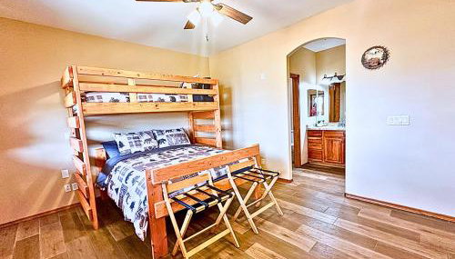 Forest edge, wild mustangs nearby, balcony views By Vacation Your Way - Foto 4