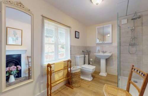 Chic 2BR with Private Backyard Near Loughton Tube - Foto 17