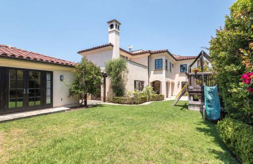 Mediterranean Beauty with Rooftop Deck and Views - Foto 68