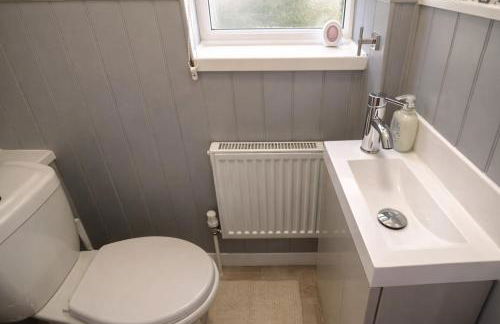 Grantham 3BR Retreat, Contractor Friendly & Parking - Foto 16