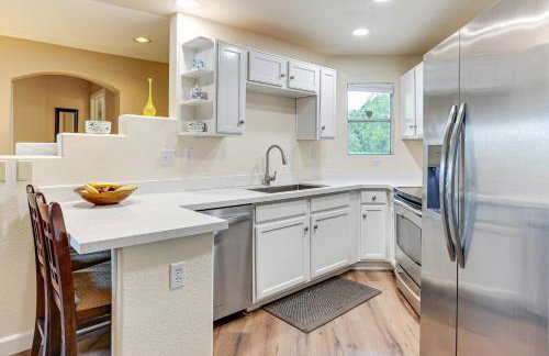 Getaway with Balcony and Spa 13 Mi to Old Town - Foto 8