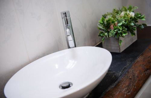 Peaceful Getaway - Free Parking, Short Drive to Stamford - Foto 15