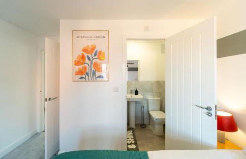 Charming 4 Bedroom House for 8 - Family Friendly - Fast WiFi - Parking - Photo 22