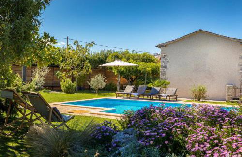 Holiday house Dorstari by Villsy - large garden with pool, playground for kids and adults - Photo 2