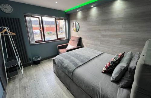 MODERN SUITES -5 Bedroom House- With FREE PARKING Birmingham city - Foto 52