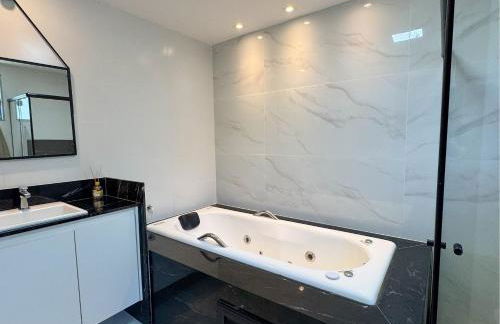 casadecastelhanos, Quadra do MAR de CASTELHANOS, 4 suítes com AR, Churrasqueira, Piscina, Hidromassagem, Cozinha INTEGRADA GOURMET Ideal para FAMÍLIA E AMIGOS - Foto 3