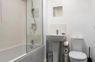 Superb 3 Bed Home Away from Home in Glasgow, just off M8 with free parking - Foto 72