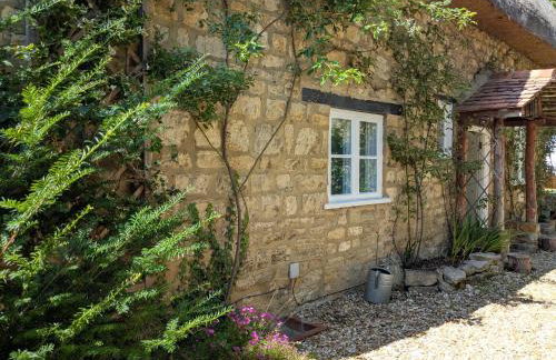 Period Thatched Cottage Towcester - Photo 63