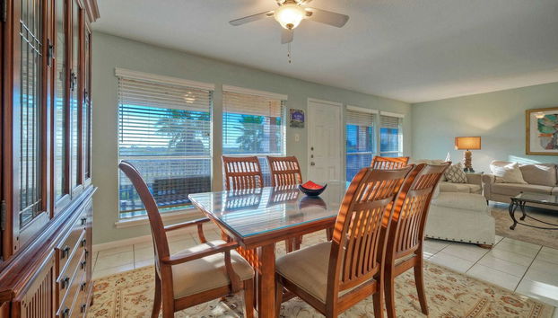 Minutes to the Beach, Pool, Balcony w/ Nature Views Compass 17 by Avantstay - Foto 4, Interior