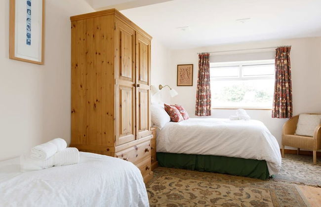 Sunny Seafront Chalet - Sleeps 6 - Photo 53