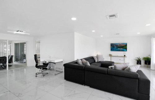 Chic & modern canal-front retreat with private pool - Azure Tides - Photo 10