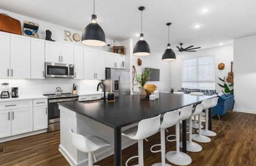 Gorgeous East Nashville House with Rooftop Patio, Garage, 9 Beds, 3 Miles to Downtown - Foto 2