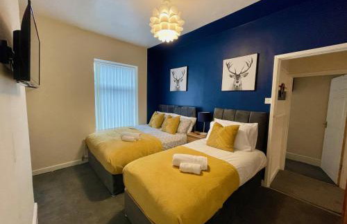 Kimberworth 4 Bedrooms House 8 Beds Close to M1 Suitable For Longer Stay - Foto 1