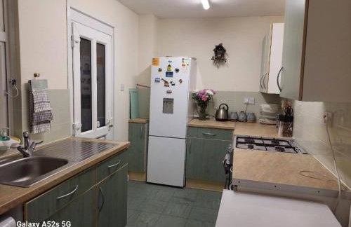Peterborough Nice House with garden free parking - Foto 2