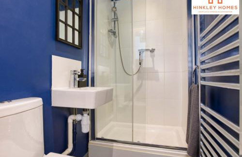 Centrally Tucked Away Private 4bed - Free parking! By Hinkley Homes Short Lets & Serviced Accommodation - Foto 29