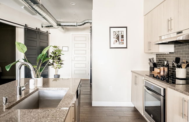 Bright & Breezy | RiNo Art Lofts - Foto 11