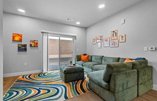 Modern King BR, Sectional, Pool, Gym, Near U of A - Foto 11