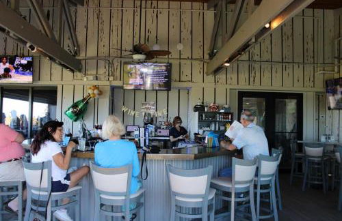 Beachfront paradise Ocean Village Golf Tennis Several heated pools Tiki bar Pickleball insite sports bar and restaurant and much more - Foto 54