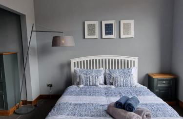 Two Bedroomed Loft Apartment - The Old Drill Hall Ryde - Photo 3