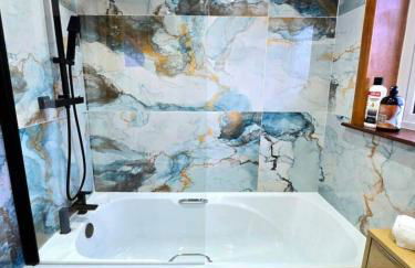 Super luxury 2 bedroom, full house sleep 5 with garden & parking close to airport - Foto 19