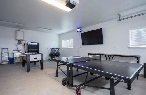 Game Room! Rooftop Deck! Sleeps 11 - Photo 17