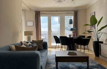 CLS Moderne City-Wohnung Hamburg Tiefgarage, Klimaanlage, Free-TV, 65 Zoll Smart-TV, E-Laden, Balkon, Parken, Nespresso Maschine inklusive Kapseln, Blick über Hamburg, Cafe im Haus, Bus gegenüber, Flex Check In - Foto 1