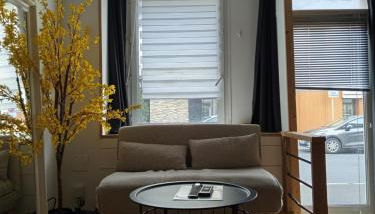 CHARMANT STUDIO à 2 pas de NAVAL GROUP au coeur d une rue commerçante - Foto 5