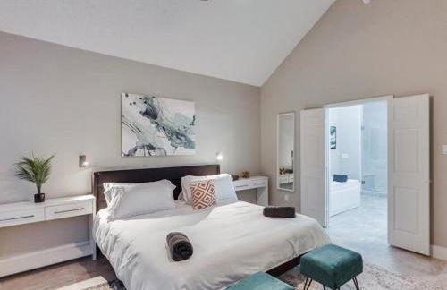 Captivating 6BR 3B Home with Pool & Fire Pit - Foto 17