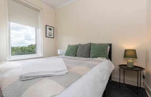 Charming and comfortable property by Our Home Short Stays very spacious with super fast WiFi close to the Metro Centre and Newcastle City Centre - Foto 3