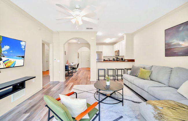 Upstay - Modern Condo w Pool Hot Tub and Sauna - Photo 10