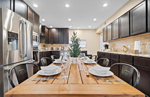 Nr DT, Med Center, Midtown Sleeps 16 Game Room - Photo 19