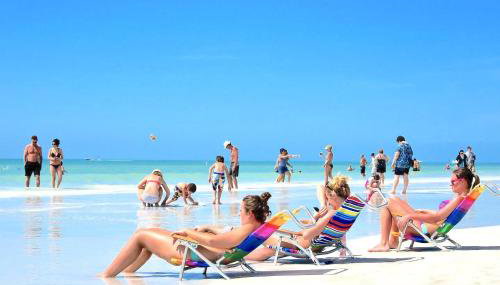 Newly remodeled 8-steps to sand path of Beach! Unit A - Foto 2