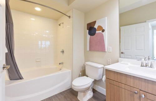 Modern Apt with Private Garage - Foto 7