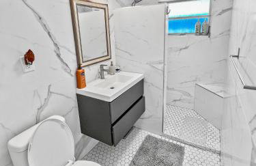 Stylish Tropical Key West Home - Private Yard, Free Parking & Laundry - Foto 4