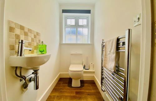 Just £45pppn! Prime Comfort for Contractors with Spacious Parking, Plush Beds, Top-notch Amenities, Flexible Stays & Lightning-Fast Internet - Photo 1