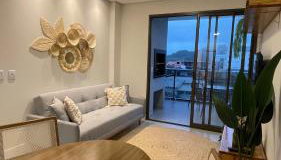 Novíssimo! Charmoso e a 3 minutos a pé da praia - Foto 4