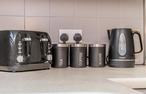 CENTRAL MK- 3Bed, 2 Bath house for LONG TERM CONTRACTOR Stays, free parking for 2 vehicles, DESK & GARDEN space managed by CHIQUE PROPERTIES LTD - Photo 20