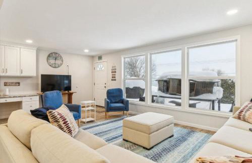 Beautiful Torch Lake House with Beach Access home - Foto 23