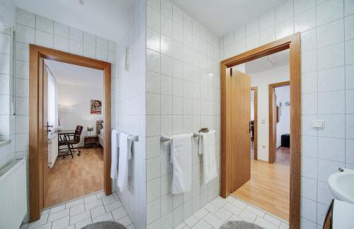 FEWO-LAVEES moderne zentrale FeWo nahe OMV Wacker Kliniken Burg -Eigener Eingang-Schlüsselloser Check in - Foto 16