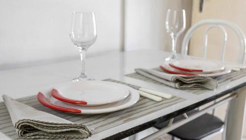 Apartamento com varanda de frente para o MAR - Angra dos Reis - Shopping Piratas - Portaria 24hs - Foto 4