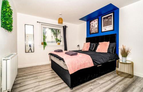 Sleek and Stylish 3 Bed in Greenock - Sleeps 8 - Photo 3