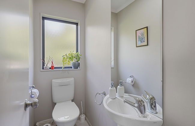 Spacious Family Home -Fully Fenced Yard - Foto 30