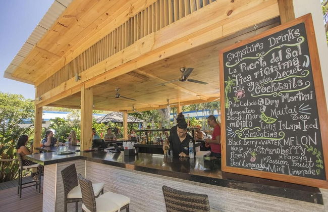 Impressively designed and decorated 3rd-floor space overlooking pool in Coco - Photo 27