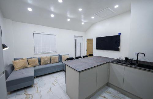 Cozy Charming Bungalow BRAND NEW - Photo 2