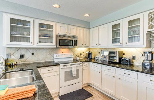 Walk to Beach Home with 2 Decks in Galveston! - Foto 12