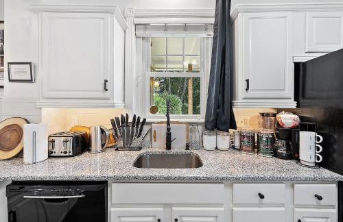 Main Line Manor 3BR with King Beds & Patio & Backyard - Foto 9