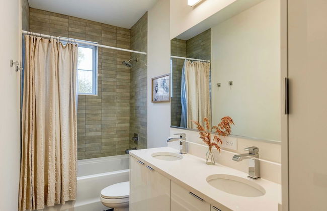 The Stage by Avantstay Chic 4bdr w/ Covered Balcony Modern + Newly Built - Photo 26