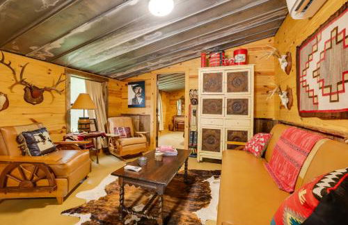 Rural and Horse-Friendly Cabin about 24 Mi to Bandera! - Foto 3