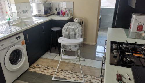 House - Sleeps 8 - Garden - Short Walk to Station - Foto 2